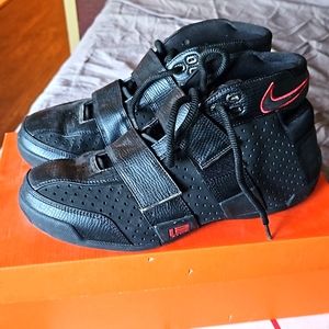 Lebron James basketball shoes (soldier?)